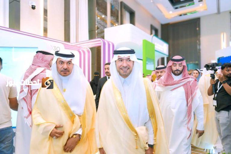 الوزير الحقيل متجولاً في منتدى إدارة المشاريع العالمي GPMF 2025. (واس)