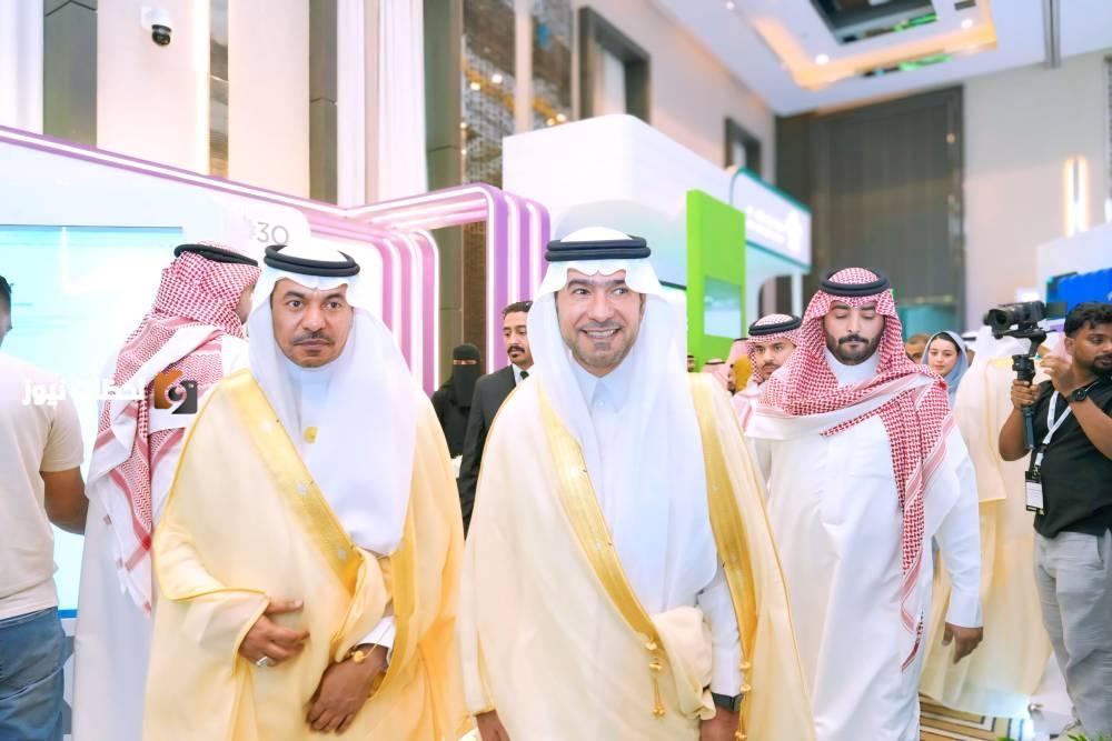 الوزير الحقيل متجولاً في منتدى إدارة المشاريع العالمي GPMF 2025. (واس)