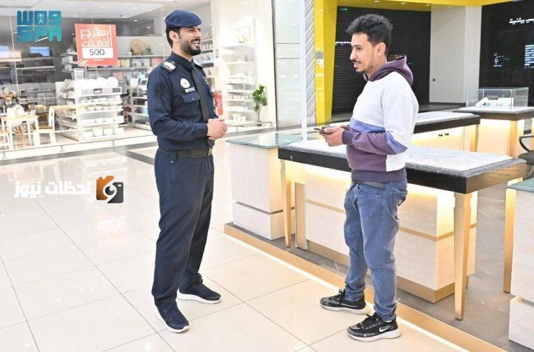 حارس أمن في مجمع بتبوك. (واس)