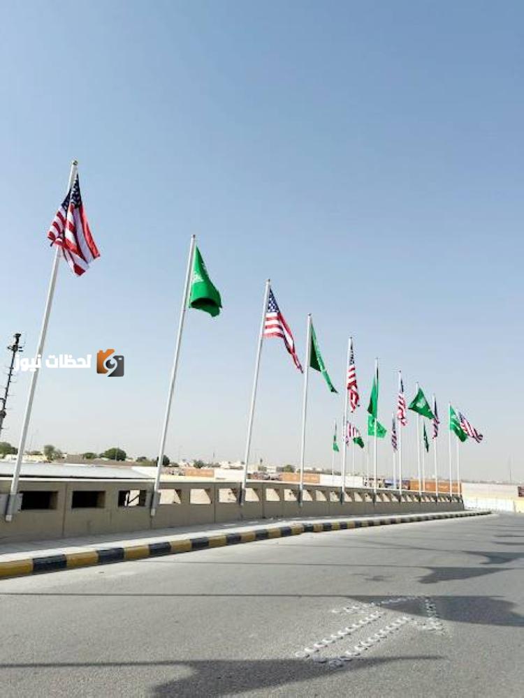 شوارع الرياض تزهو بالأعلام السعودية والأمريكية