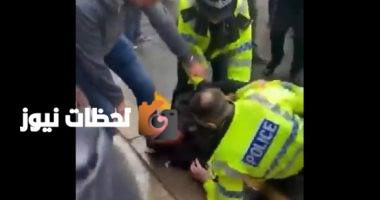 لحظة اعتقال الشرطة البريطانية لشخص اصطدم بالمارة خلال احتفالات ليفربول.. فيديو