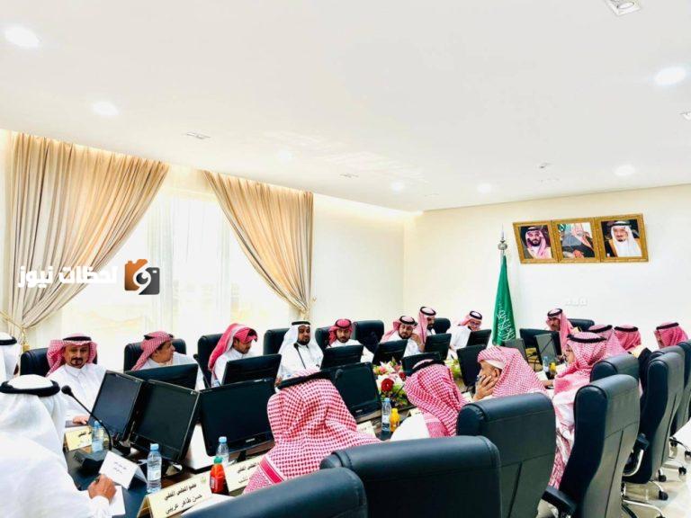محافظ الطوال يناقش الفرص والخطط المستقبلية مع المجلس المحلي