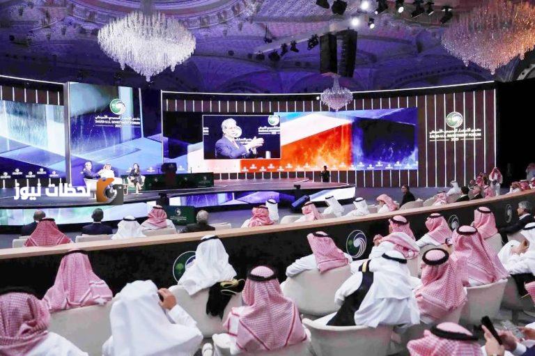 مفاجأة المليارديرات.. أغنى رجل بالعالم يتواجد في الرياض لجذب المستثمرين