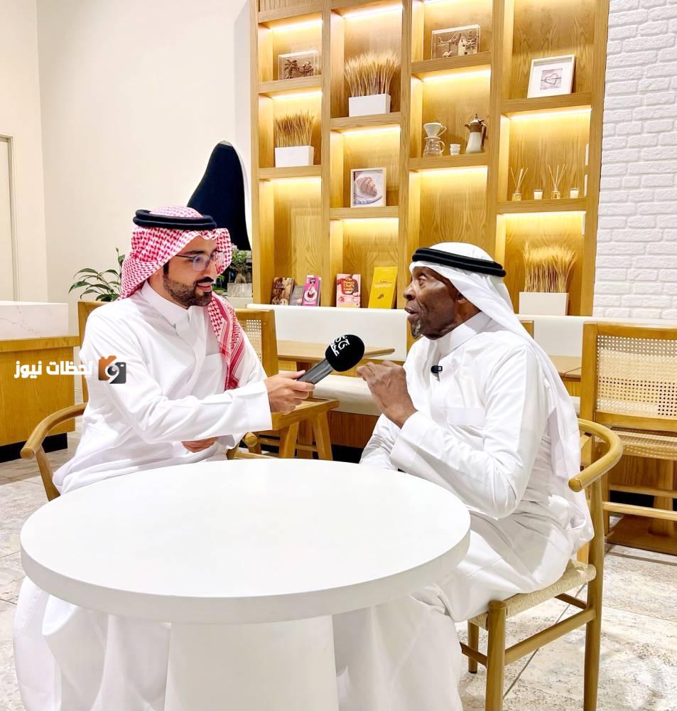راي فوكنر يتحدث للزميل الشهري عن ابن عمه كلاي. (عكاظ)