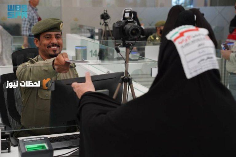 الجوازات تقدم خدماتها لتسهيل مغادرة ضيوف الرحمن من الجمهورية الإسلامية الإيرانية عبر منفذ جديدة عرعر (2)