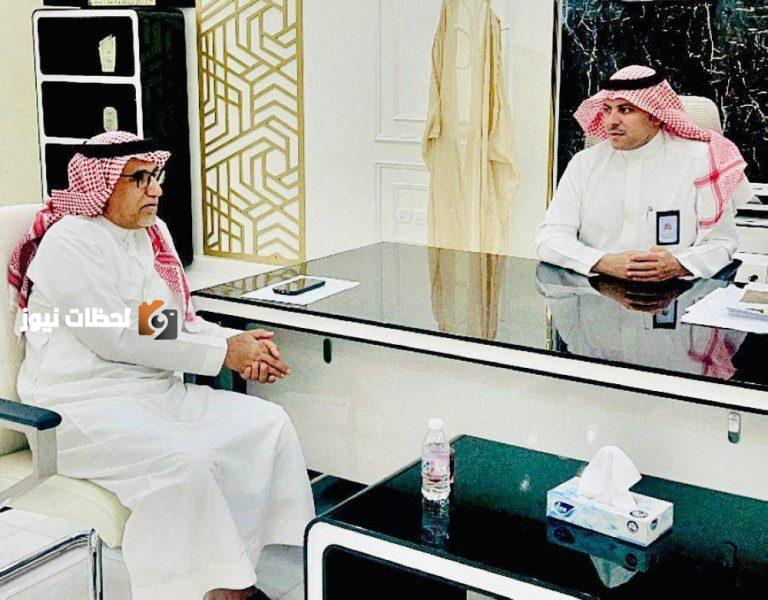 المهندس القحطاني يتحدث للزميل آل قمشة.