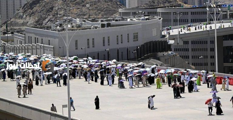 حجاج بيت الله الحرام يقومون برمي الجمرات الثلاث في اليوم الأول من أيام التشريق.