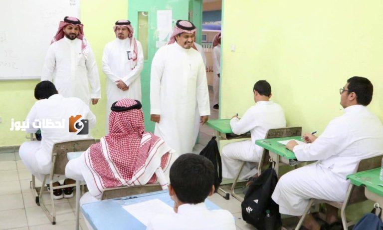 خرمي يهنئ منسوبي المدارس والطلاب ويشاركهم في يومهم الدراسي
