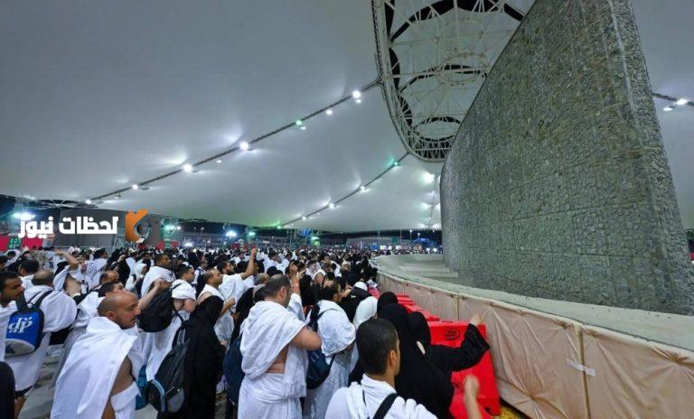 ضيوف الرحمن يقومون برمي جمرة العقبة الكبرى في أول أيام التشريق