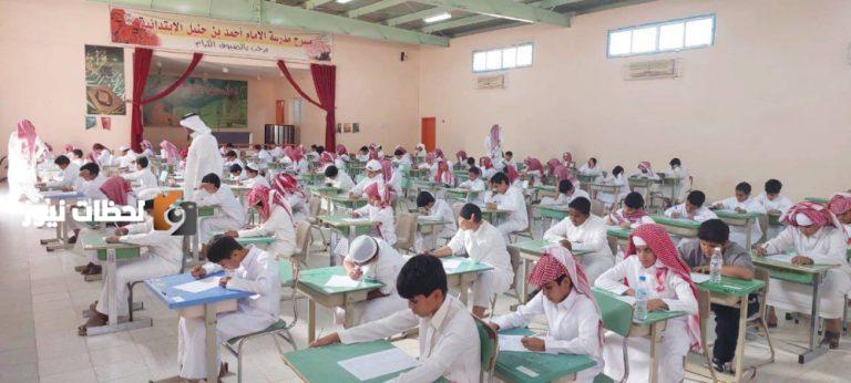 طلاب يؤدون الاختبارات في محافظة الطائف. (عكاظ) (2)