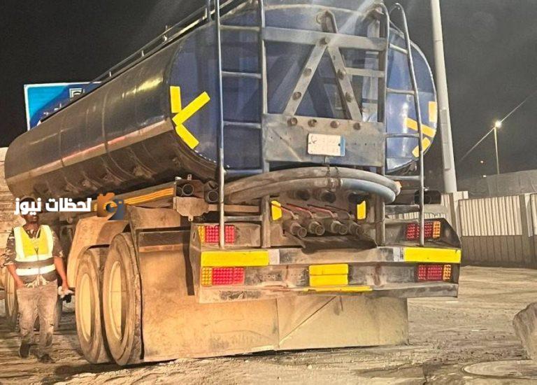 مقيم يُفرغ صهريج صرف صحي في مياه الأمطار بجدة