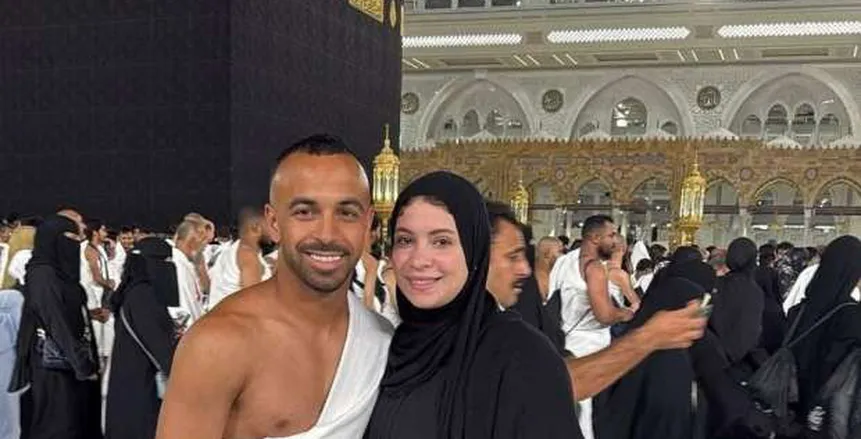 أفشة يؤدي مناسك العُمرة برفقة زوجته قبل انتهاء إجازة الأهلي.. صور