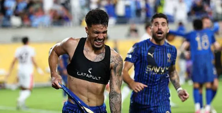 النشرة الرياضية.. تأهل تاريخي للهلال وأزمة وسام بالأهلي والزمالك يحسم صفقة فاركو