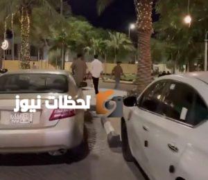 الرجل في ثوب النوم يتجول في الشارع وسط نظرات الناس المستغربة