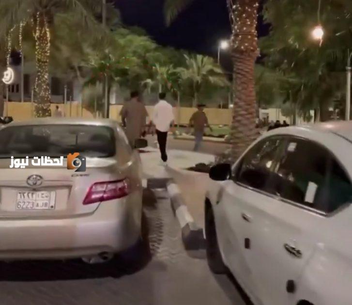 الرجل في ثوب النوم يتجول في الشارع وسط نظرات الناس المستغربة