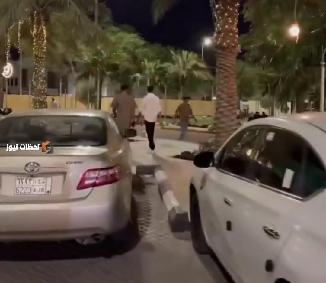 الرجل في ثوب النوم يتجول في الشارع وسط نظرات الناس المستغربة