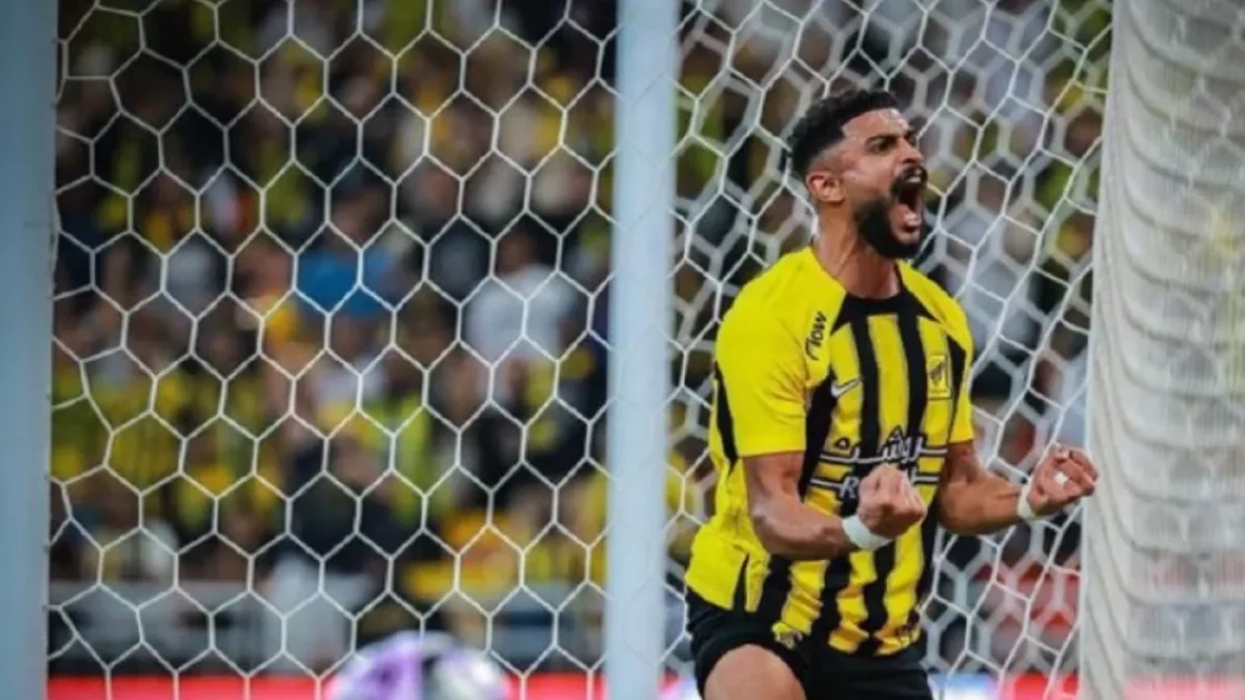 العمري يتوسط مفاوضات مع الاتحاد والنصر بشروط معقدة