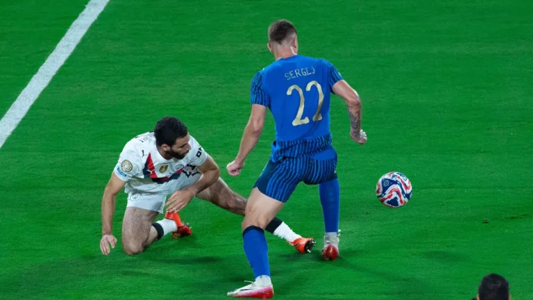 الهلال الأسطوري يطيح بمانشستر سيتي من المونديال  
زعيم الكرة السعودية يق eliminate مانشستر سيتي في المونديال  
هزيمة مدوية: الهلال يبهر بعبوره مانشستر سيتي  
كرة القدم السعودية تتألق: الهلال يستبعد مانشستر سيتي  
الهلال يحقق انتصاره الكبير على مانشستر سيتي في المونديال