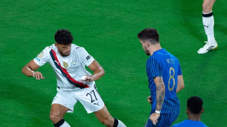 الهلال يحقق فوزًا ساحقًا على مانشستر سيتي بثلاثية مذهلة