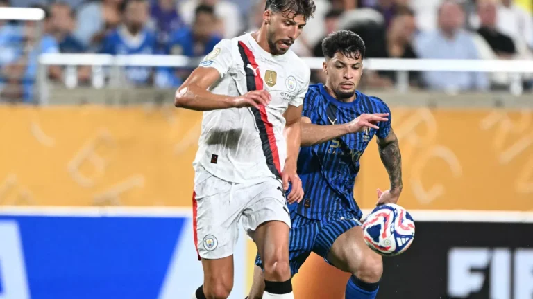 الهلال يحقق فوزًا مذهلاً على مانشستر سيتي بتسجيل هدفين!