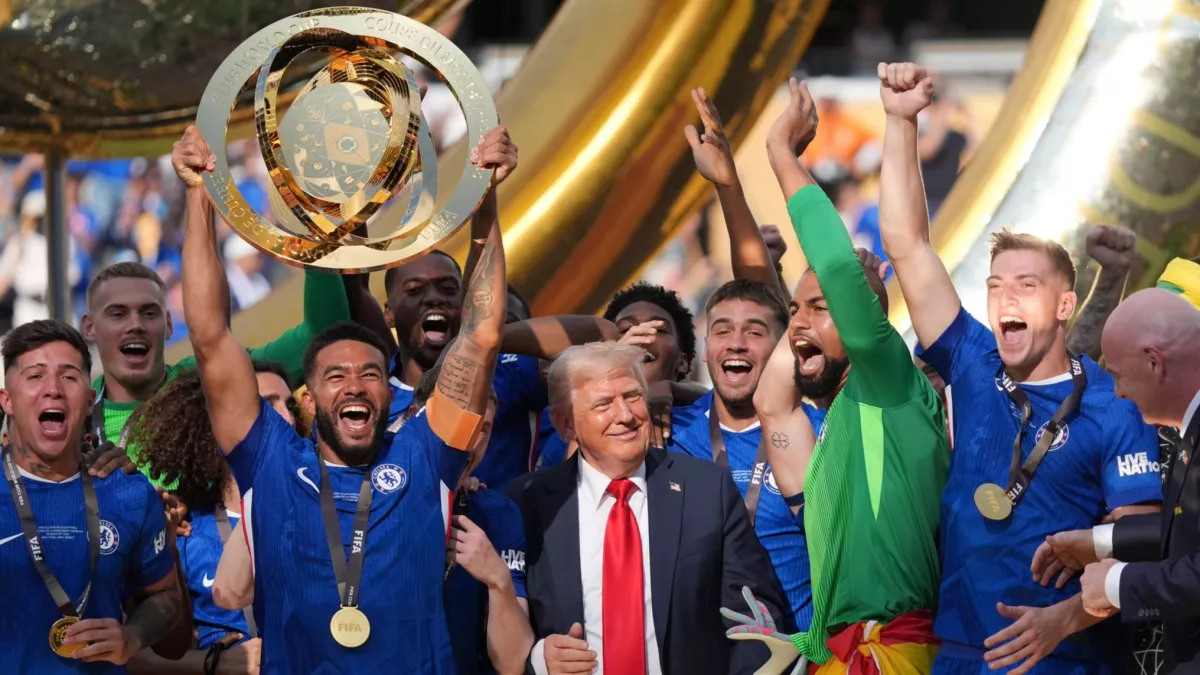 ترامب يحتفل: الرئيس الأمريكي ينضم لتشيلسي في تتويجه بكأس العالم للأندية