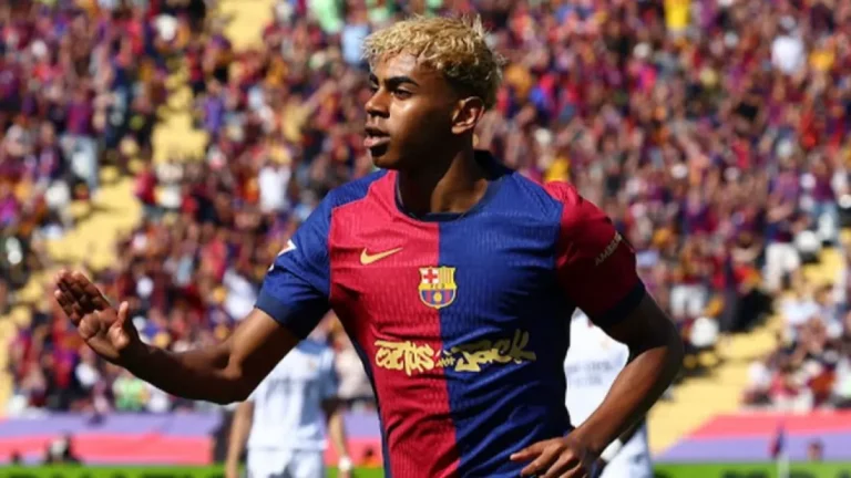 لامين يامال يرتدي القميص رقم 10 مع برشلونة