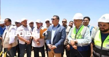 وزير الإسكان يتفقد طرقاً جديدة ومحطة لتنقية المياه بمدينة السادات