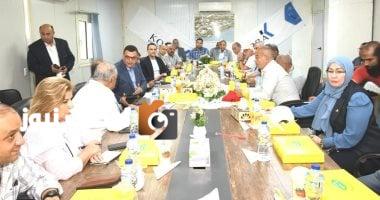 وزير الإسكان يجتمع مع الشركات العاملة في مشروع حدائق تلال الفسطاط