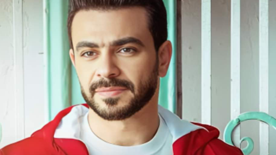 "كريم الحسيني" يُعلن اعتزاله الفنان ويقرر غسل الصحون وبيع الجرائد!!