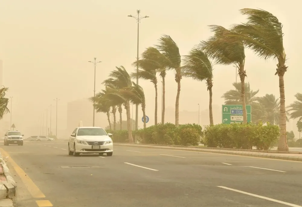 أمطار غزيرة ورياح شديدة على عسير