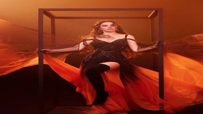 إطلالة هيفاء وهبي الجريئة تخطف الأضواء بالألوان النارية والبوت العالي في فيديو مميز