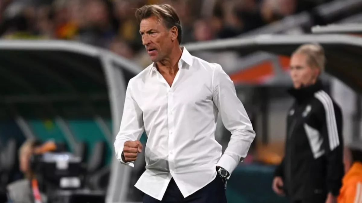 جماهير الكرة السعودية تعبر عن غضبها بعد إقالة رينارد عقب الخروج من كأس العرب 2025