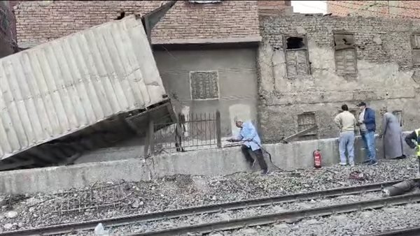 القليوبية تشهد استخدام ونش عملاق لرفع حاويات قطار البضائع المنكوب في طوخ