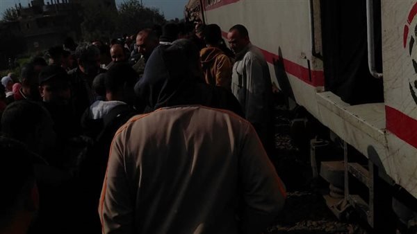 خروج عربة من قطار طنطا – القاهرة أثناء توقفه في محطة الحامول بالمنوفية