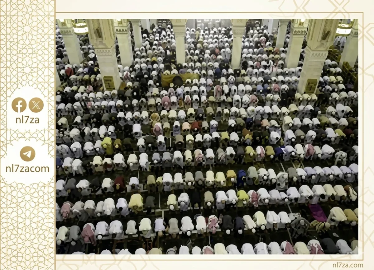 المصلون يؤدون صلاة التراويح في المسجد النبوي ليلة السابع والعشرين