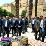 مدبولي يتفقد معرض الحرف التراثية بشارع المعز ويؤكد دعم الصناعات اليدوية
